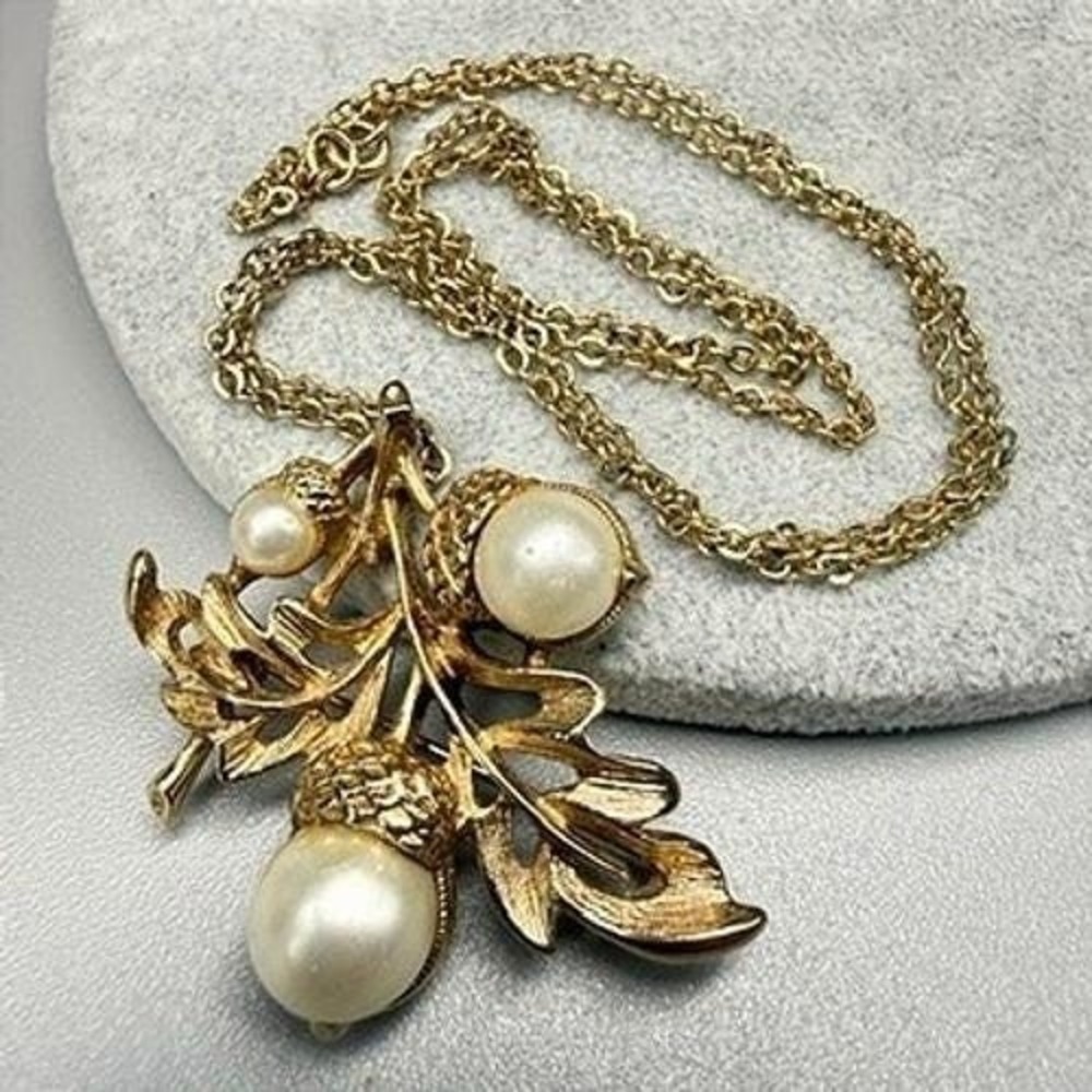 Avon Vintage Convertible Gold Tone Acorn and Faux Pearl Pin Pendant Necklace 25"